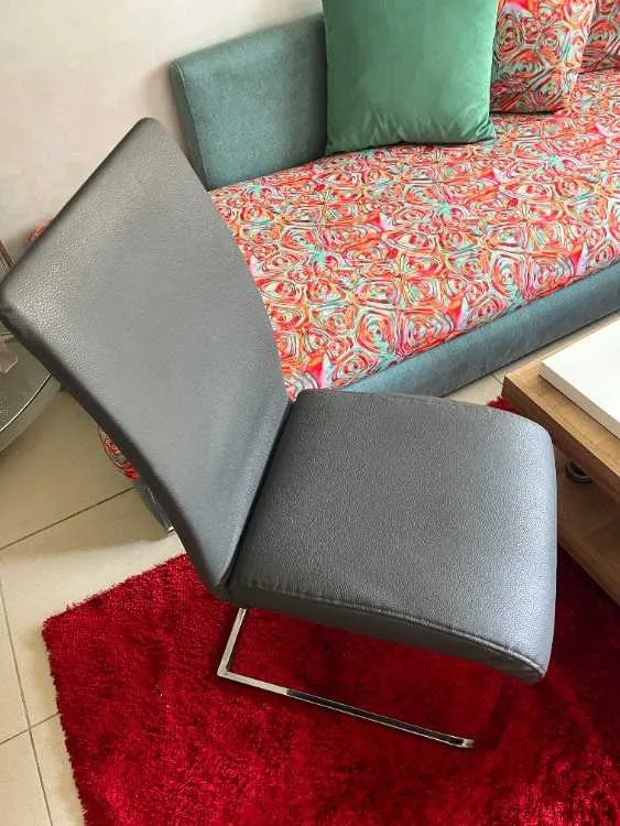 Table à manger moderne avec 4 chaises – Excellent