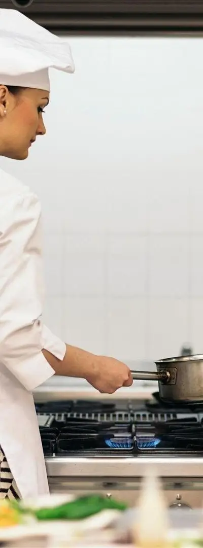 Cuisinière professionnelle et femme de ménage
