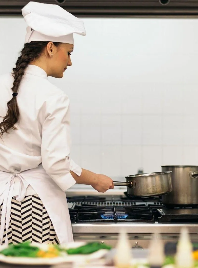 Cuisinière professionnelle et femme de ménage