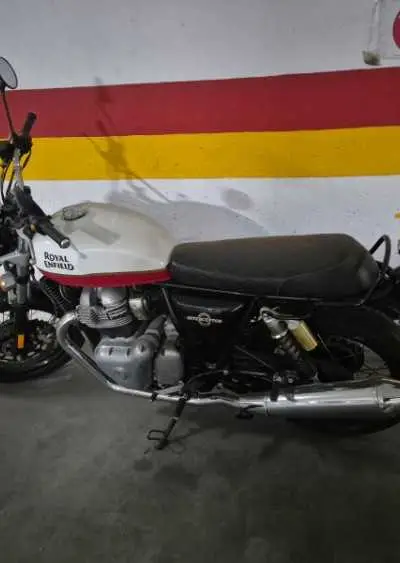 Moto Royal Enfield presque neuve
