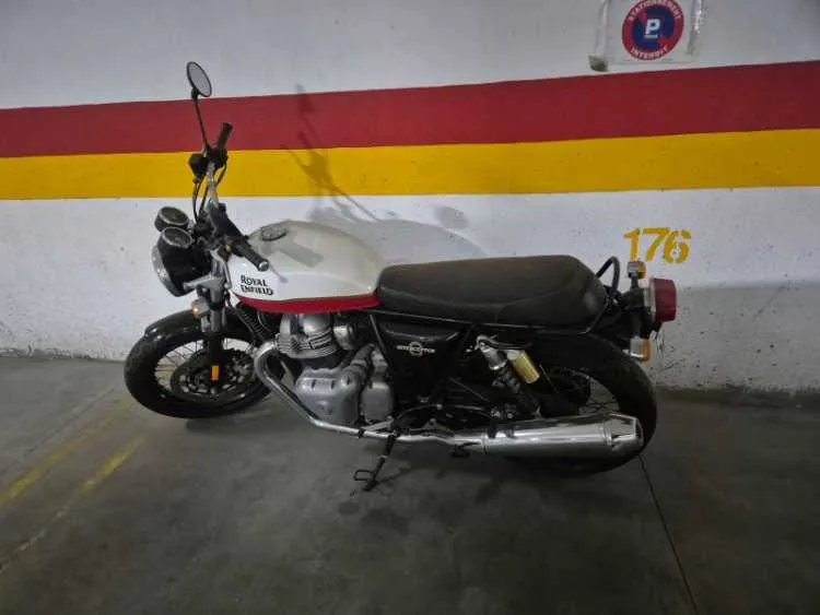 Moto Royal Enfield presque neuve