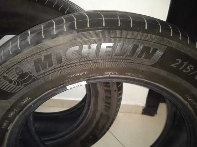 02 Pneu Michelin 215 65 R 17