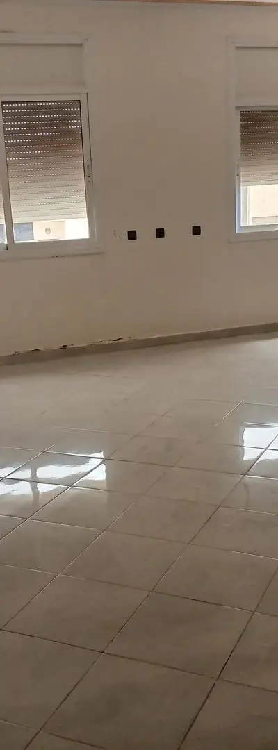 Appartement ensoleillé avec 3 chambres, salon, séjour et 2 salles de bain.