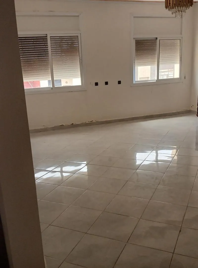 Appartement ensoleillé avec 3 chambres, salon, séjour et 2 salles de bain.