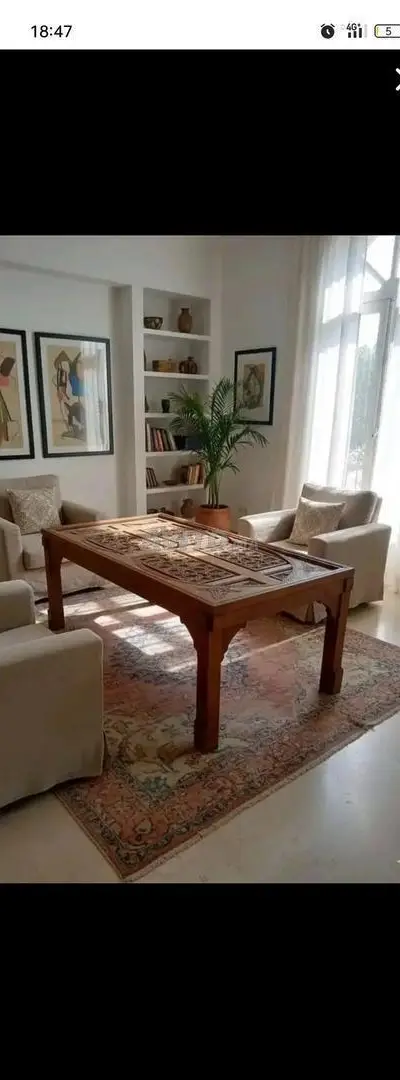 Table Marocaine Artisanale en Bois Sculpté