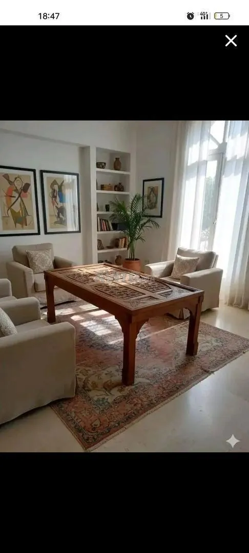 Table Marocaine Artisanale en Bois Sculpté