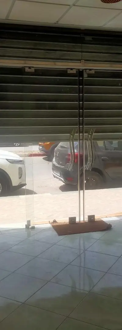 Makhlouf Deroua près de la pharmacie régionale