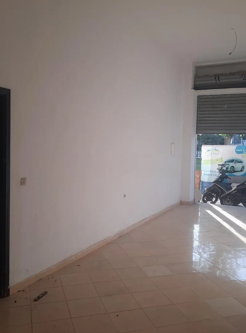 Local commercial à vendre 85 million