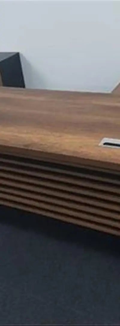 des bureau avec les chaises مكتب انيق