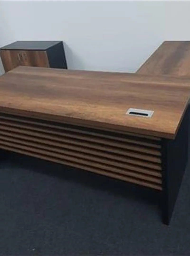 des bureau avec les chaises مكتب انيق