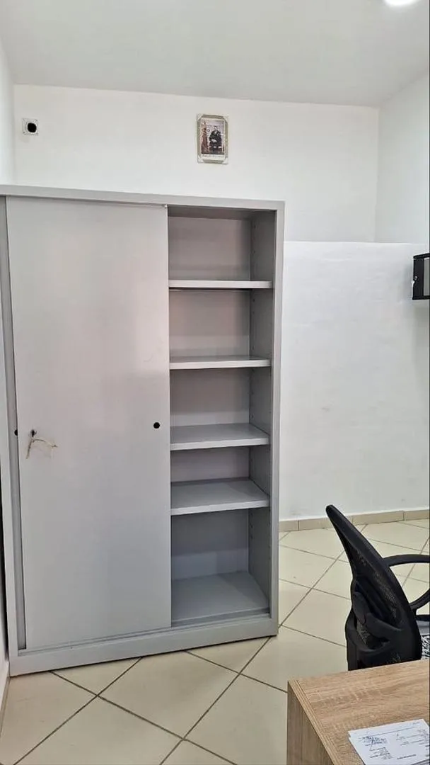 Armoire métallique à porte coulissante / vestiaire