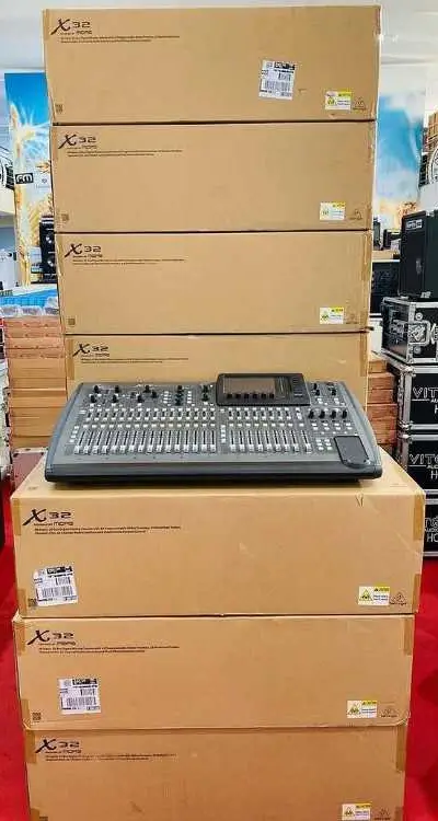 Consoles de mixage behringer x32, midas m32, soundcraft yamaha