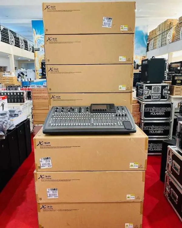 Consoles de mixage behringer x32, midas m32, soundcraft yamaha