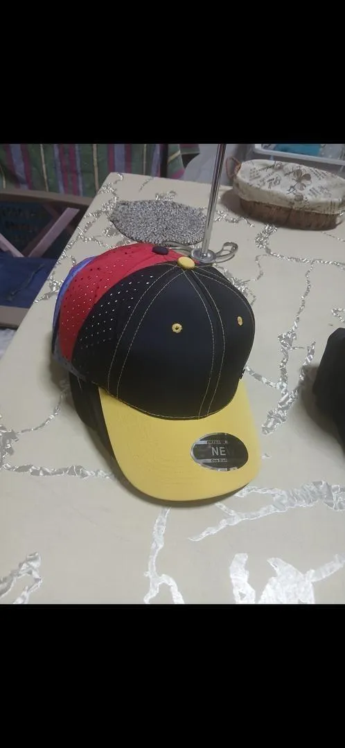49 casquettes neuves à vendre
