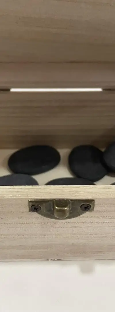 Pierres chaudes avec leur boîte