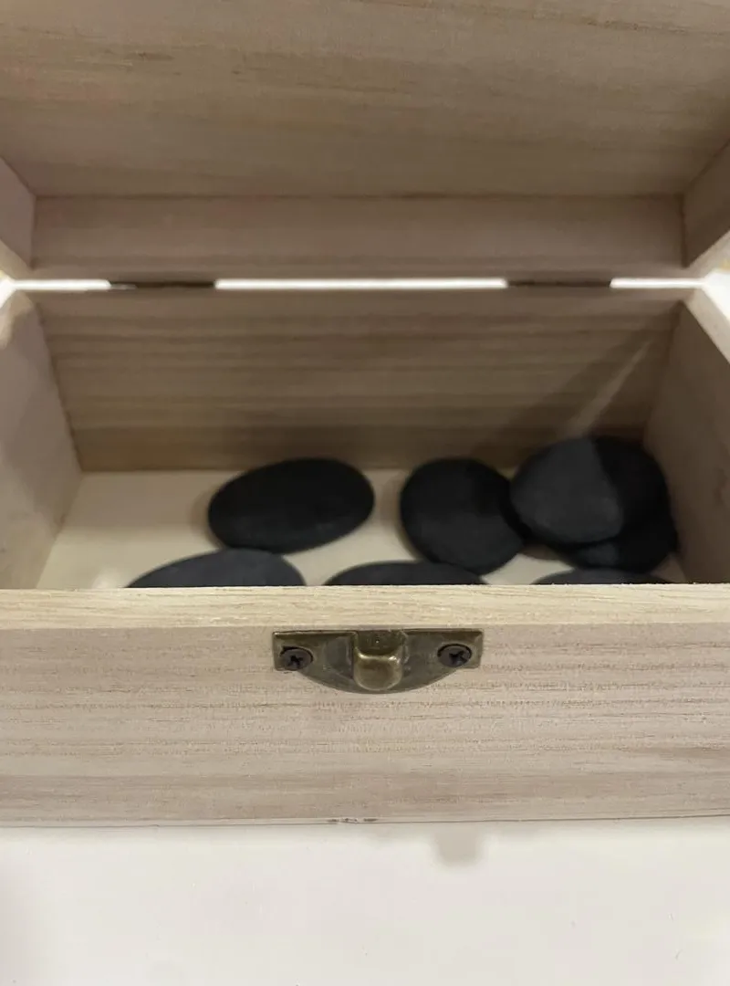 Pierres chaudes avec leur boîte