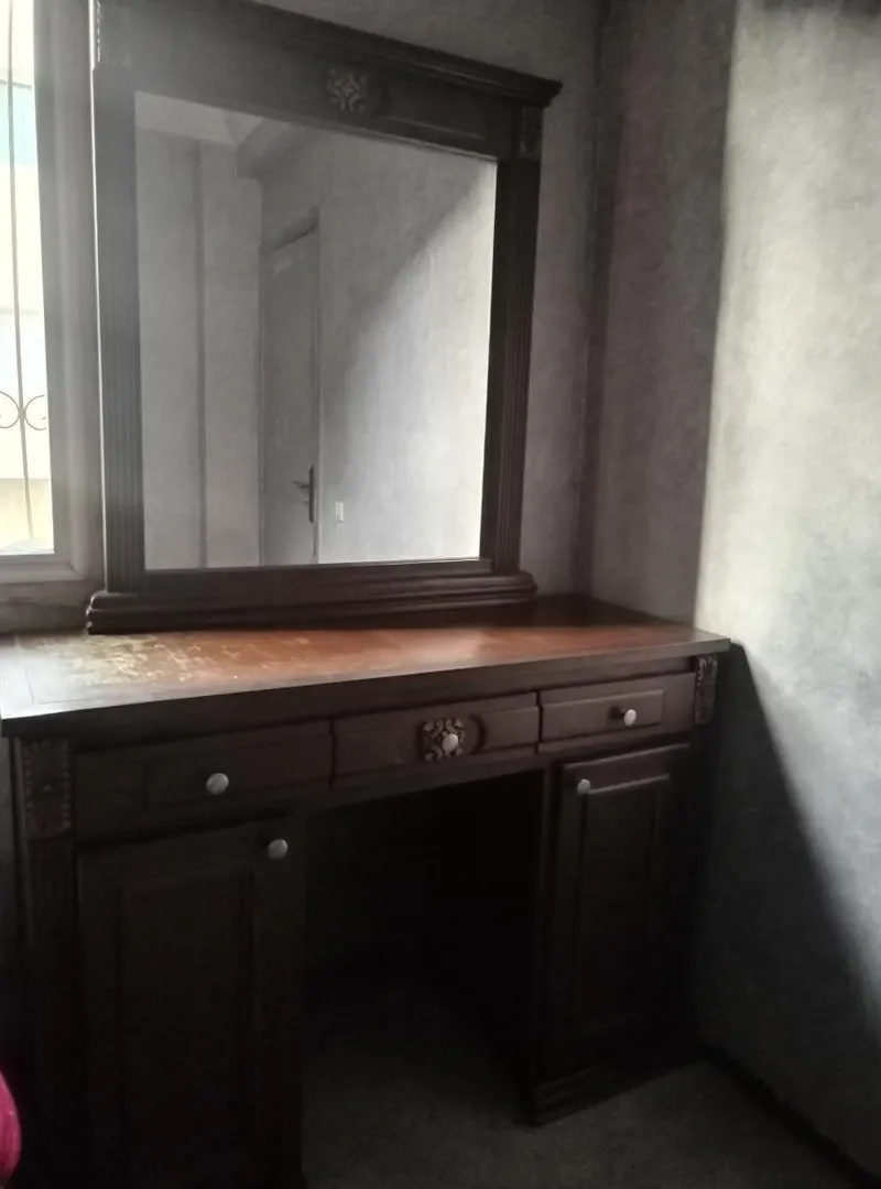 Grand coiffeuse en bois de oud solide et dur (bois de oud de chêne)
