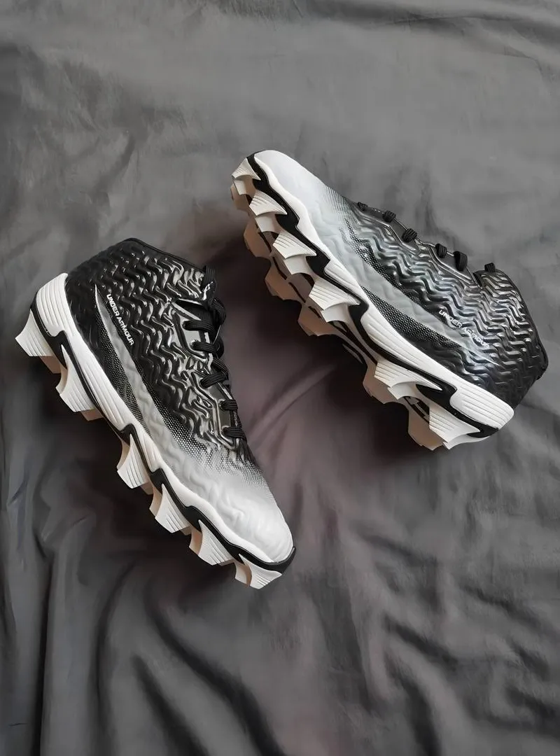 Crampons Under Armour Noir et Blanc – Taille 38.5