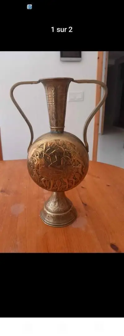 Vase en cuivre antique avec de belles gravures