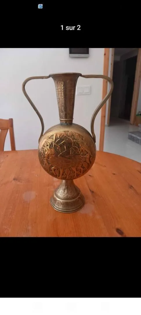 Vase en cuivre antique avec de belles gravures