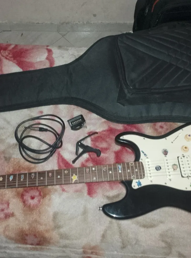 Je propose à la vente une guitare électrique avec tous ses accessoires.