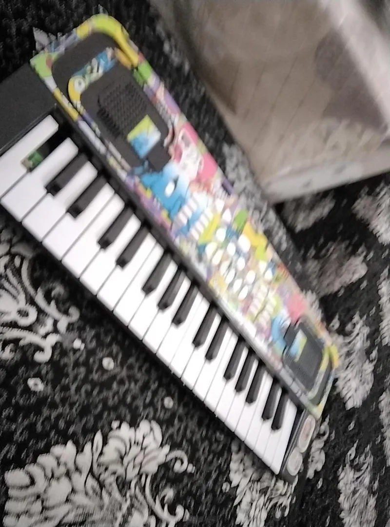 Petit piano au design moderne à vendre à Rabat.