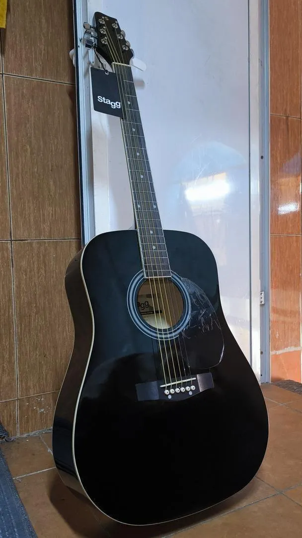 Guitare acoustique neuve