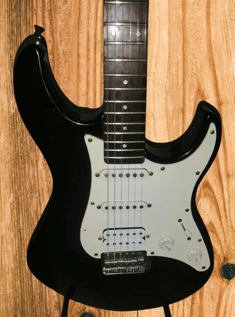 Guitare électrique originale Yamaha EG112C HSS