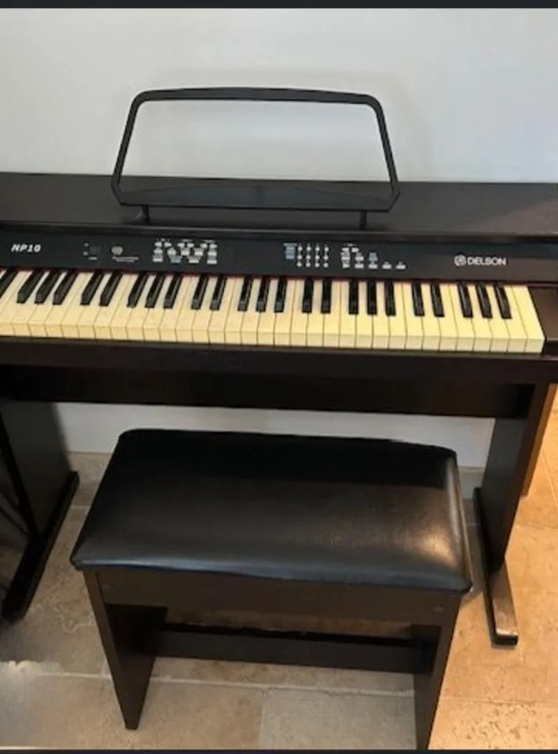 Piano avec tabouret et pédale