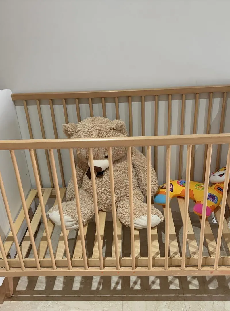 Lit bébé à barreaux
