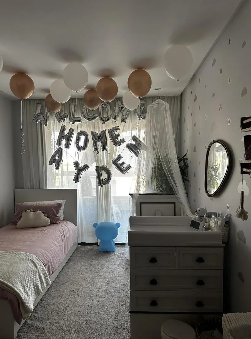 Lit bébé en bois avec commode et tapis de change