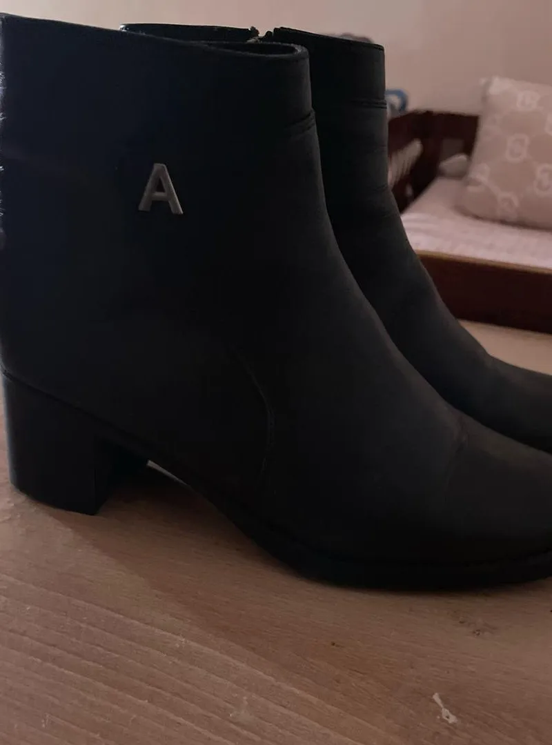 Bottes à talons en cuir noir en bon état