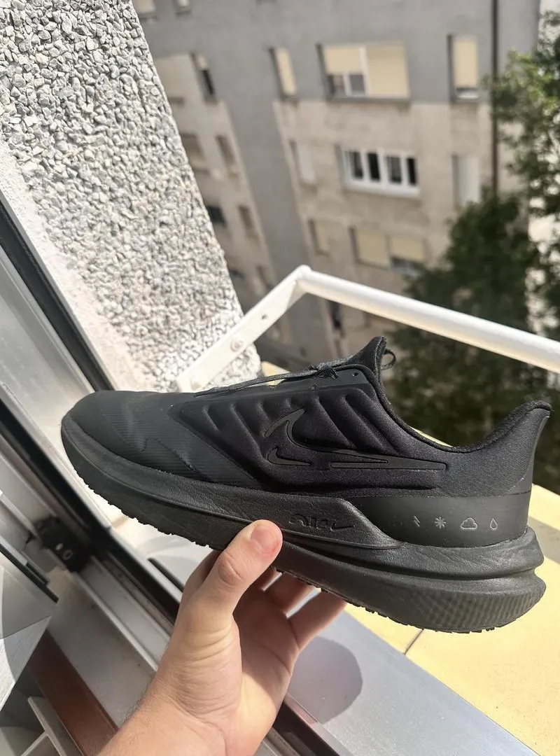 Nike Air Winflo 9 Shield 42.5