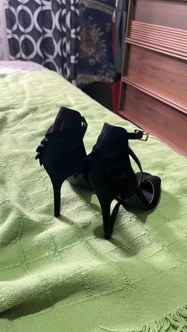 Escarpins à talons pointus taille 38