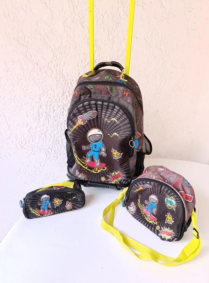 Cartable, panier et trousse de marque Totto