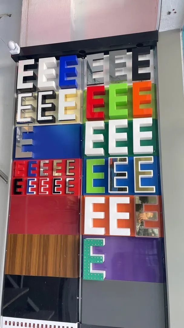 Fabrication de panneaux et façades de magasins