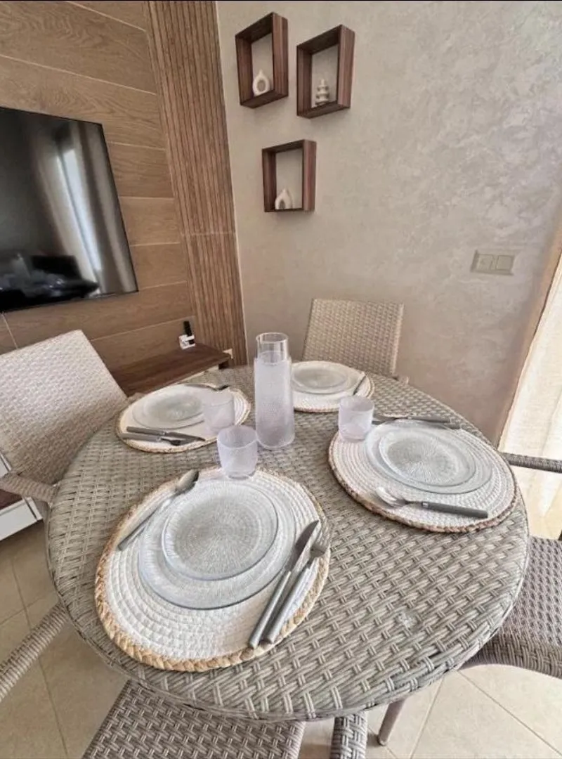 Table intérieur/extérieur et 6 chaises