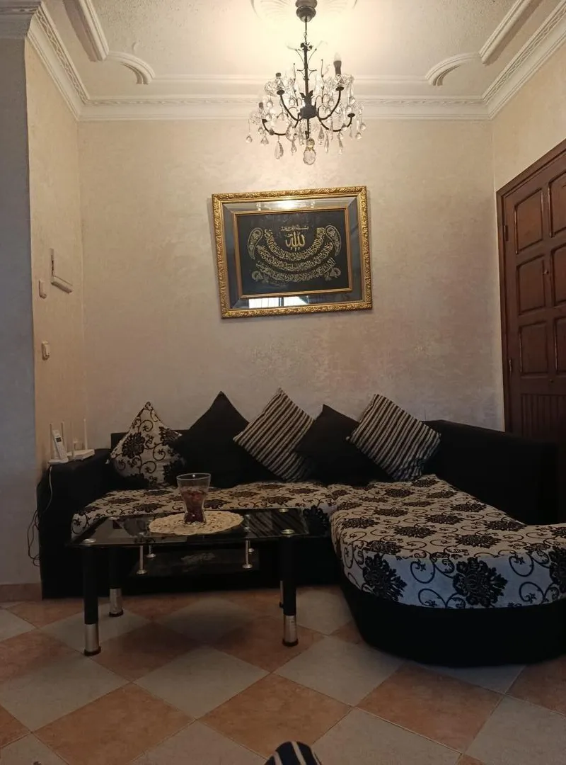 Salon avec une table