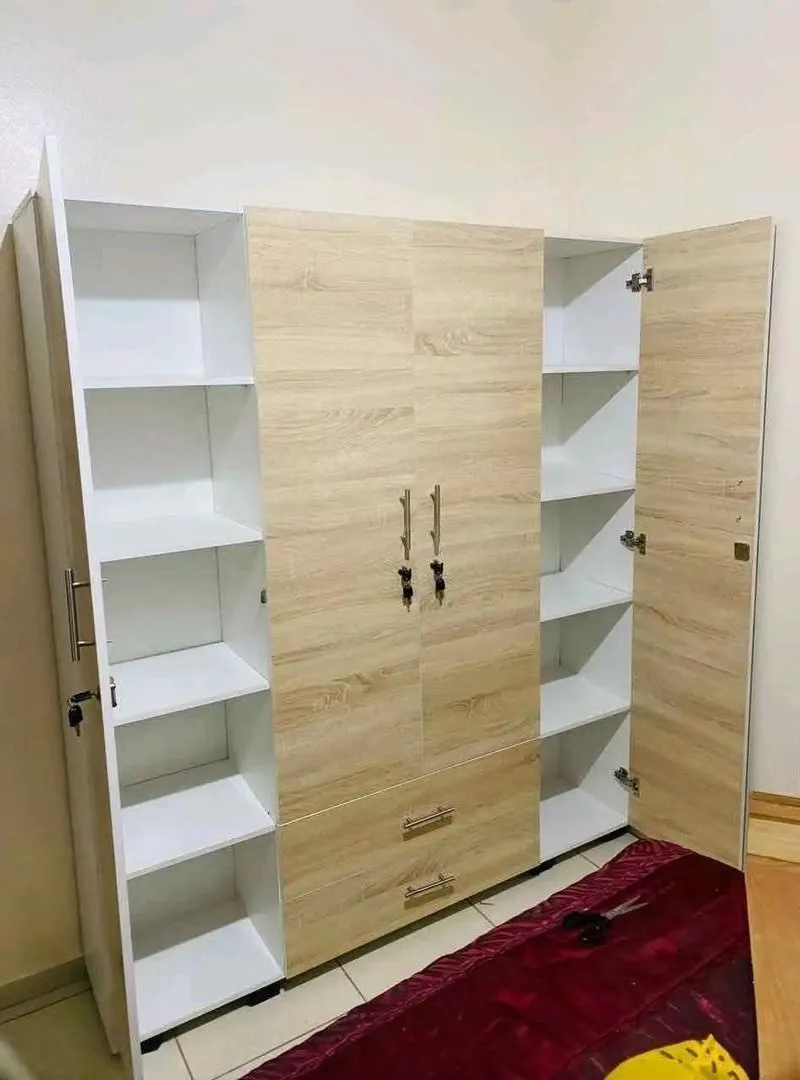 Armoire à 4 portes, excellente qualité