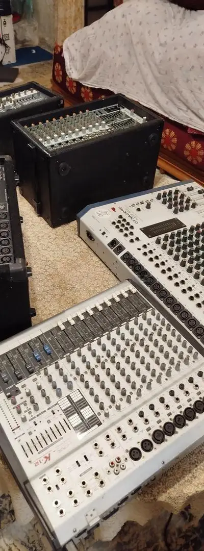 Plusieurs systèmes de sonorisation et amplis