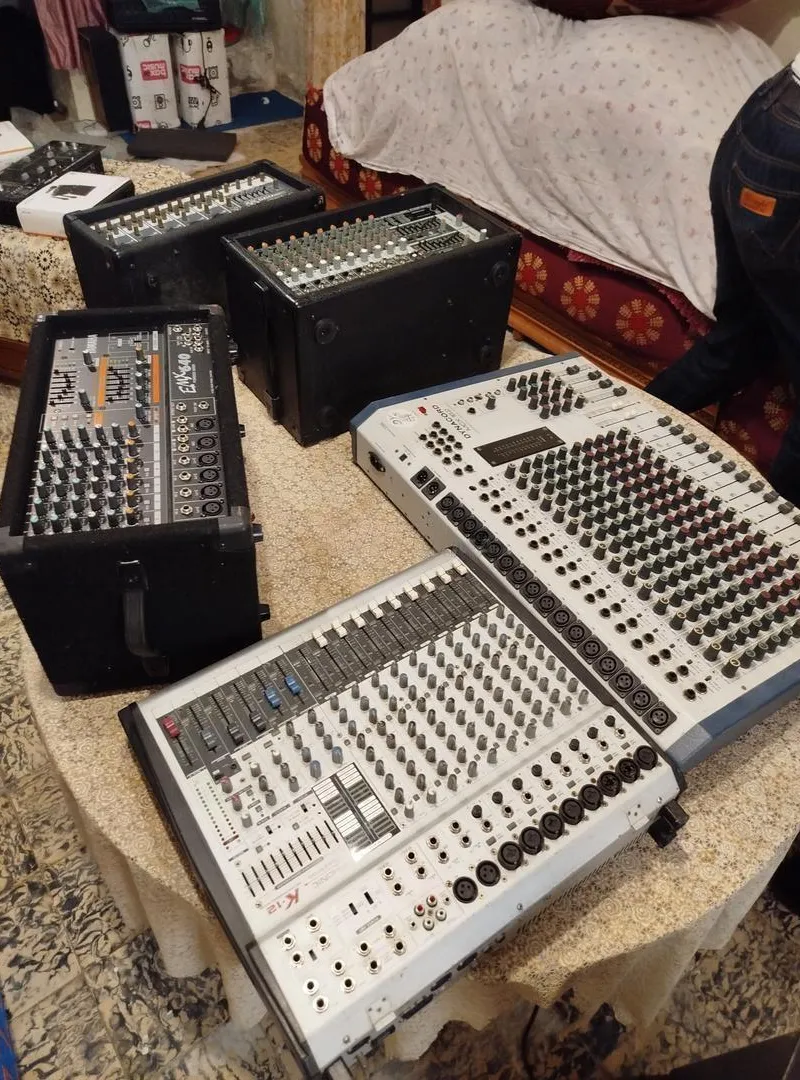 Plusieurs systèmes de sonorisation et amplis