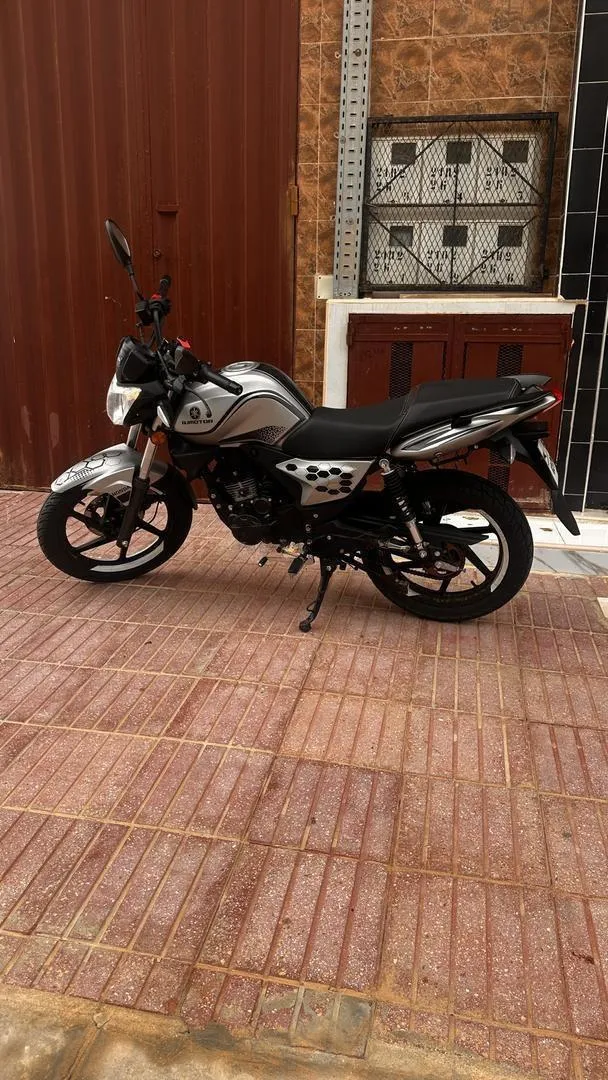 Moto QJ, 125cm3 en très bon état