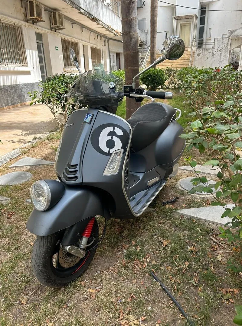 Vespa 300 modèle 2021 dédouane 2023 kilométrage 4730
