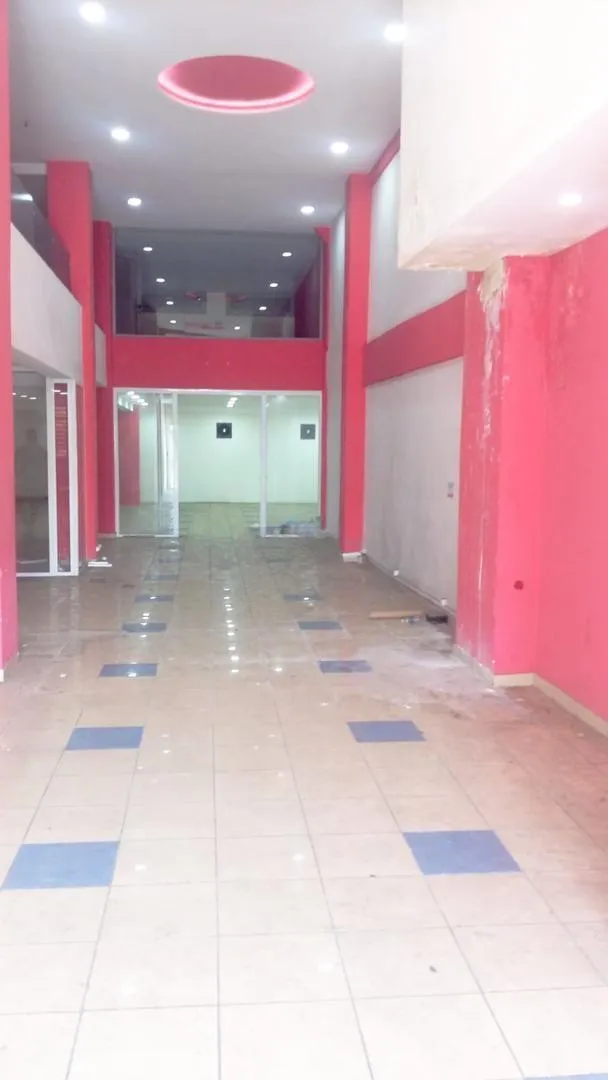 Magasin bien aménagé sur le boulevard
