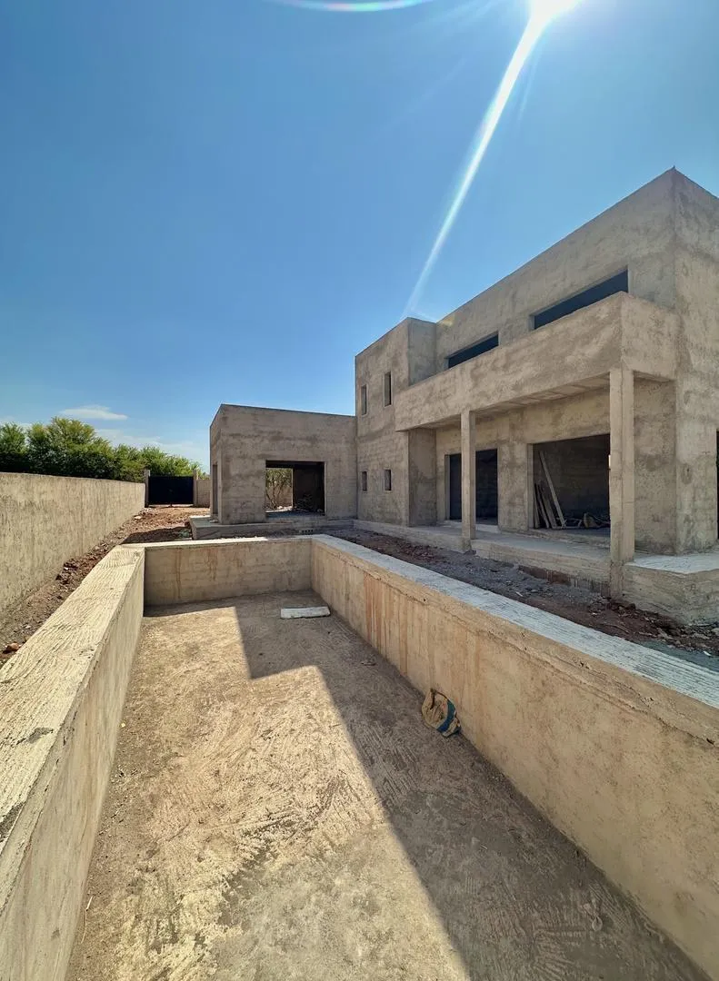 Villa Semi-Finie 1000 m² 4 Chambres et Puits Privé