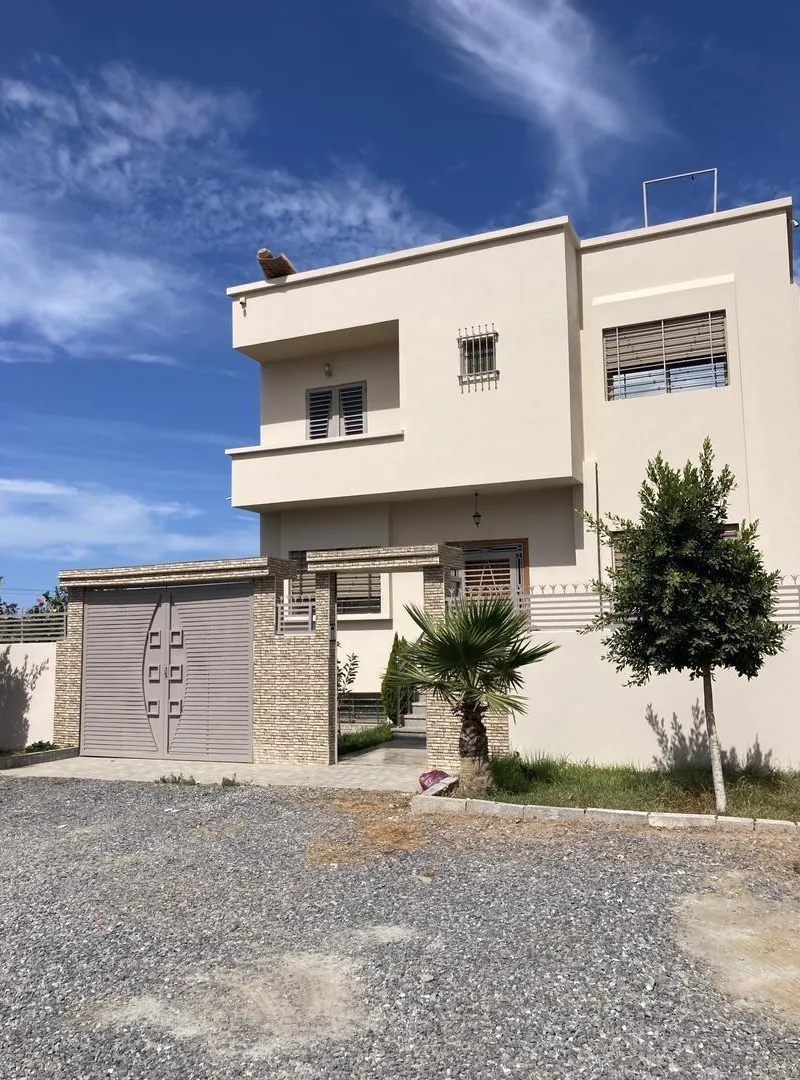 Villa 4 façades à Bouznika de 323m²