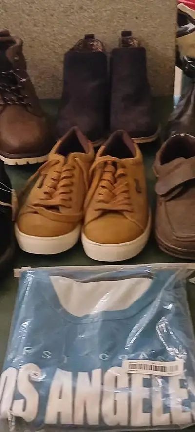 CHAUSSURES VETEMENTS VAISSELLES