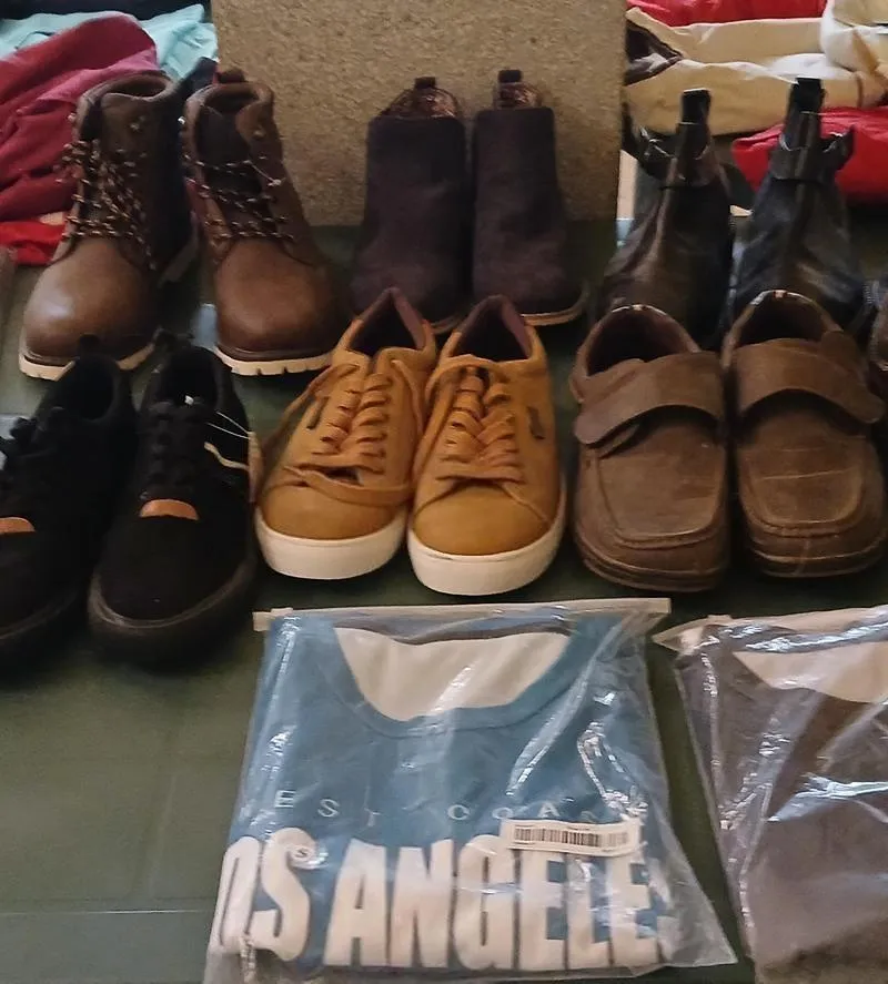 CHAUSSURES VETEMENTS VAISSELLES