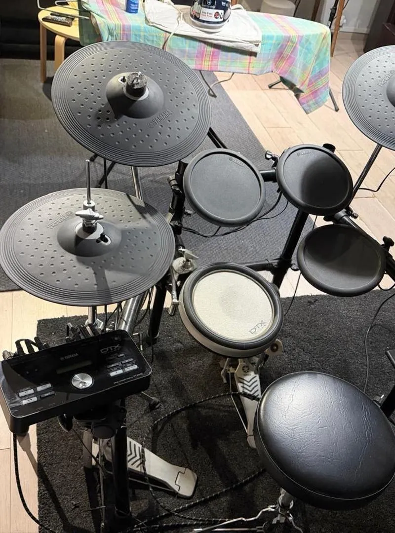 🎵 Batterie électronique Yamaha DTX502 – Complète