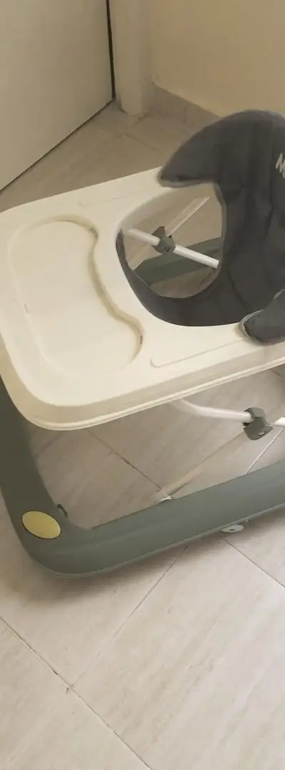 Trotteur bébé très bon état